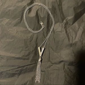 🌸 Bundle 2 for $10 🌸 Silver accent necklace with clasp